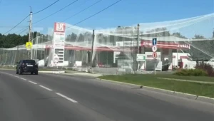 Rosjanie chowają stacje benzynowe pod siatkami. Boją się ataku dronów