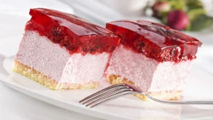 Na deser podaję ciasto z malinami i galaretką. Smakuje jak owocowa chmurka