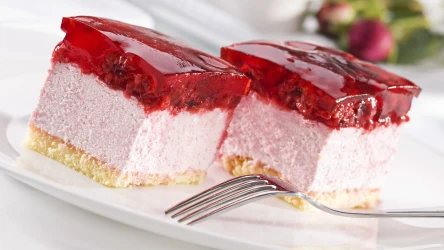 Najpyszniejsze ciasto z malinami przypadnie do gustu fanom galaretek