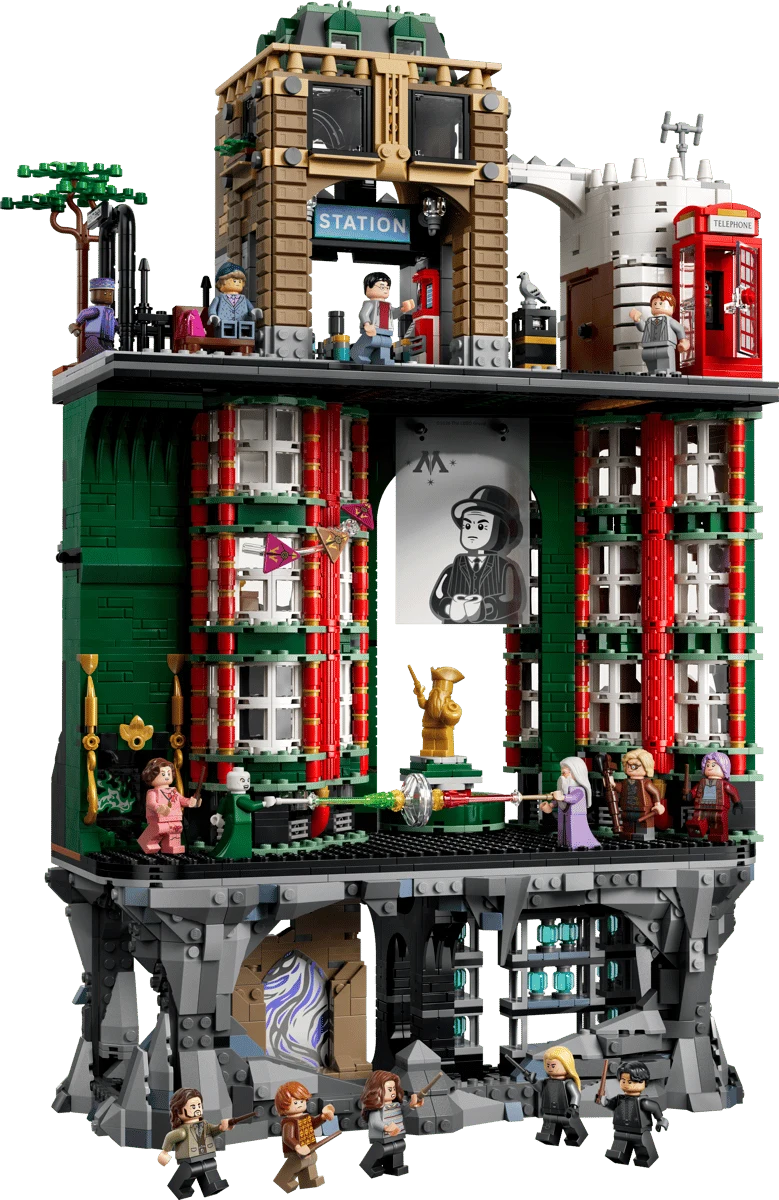 Wielopoziomowy budynek z klocków LEGO inspirowany magią, z charakterystyczną czerwoną budką telefoniczną, elementami zielonych i czerwonych kolumn, wieloma minifigurkami oraz detalami nawiązującymi do świata czarodziejów, takimi jak magiczne przejście ...