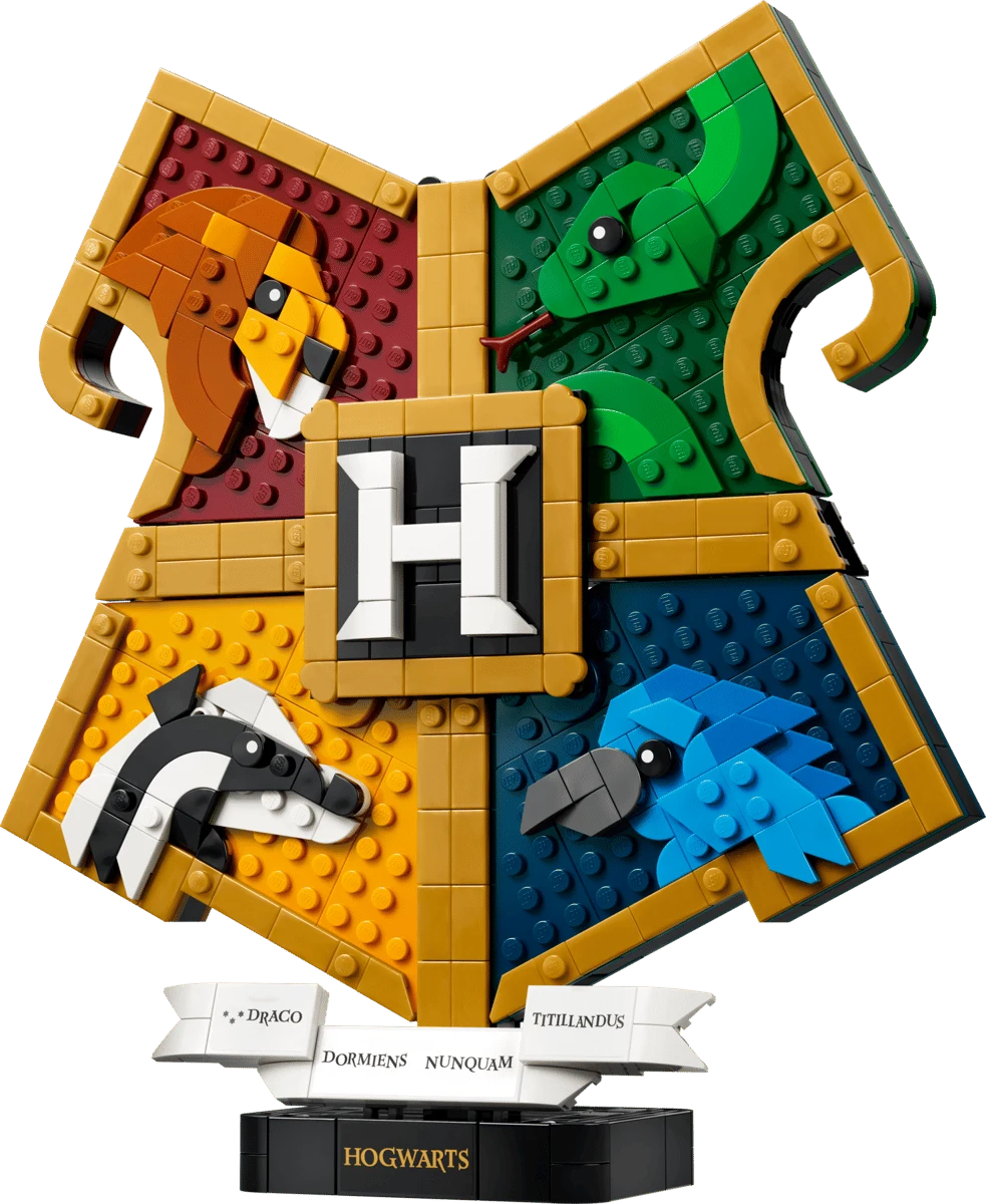 Herb Hogwartu wykonany z klocków LEGO, podzielony na cztery pola z symbolami domów: lew, wąż, borsuk i kruk, z centralnie umieszczoną literą H oraz wstęgą z mottem szkoły.