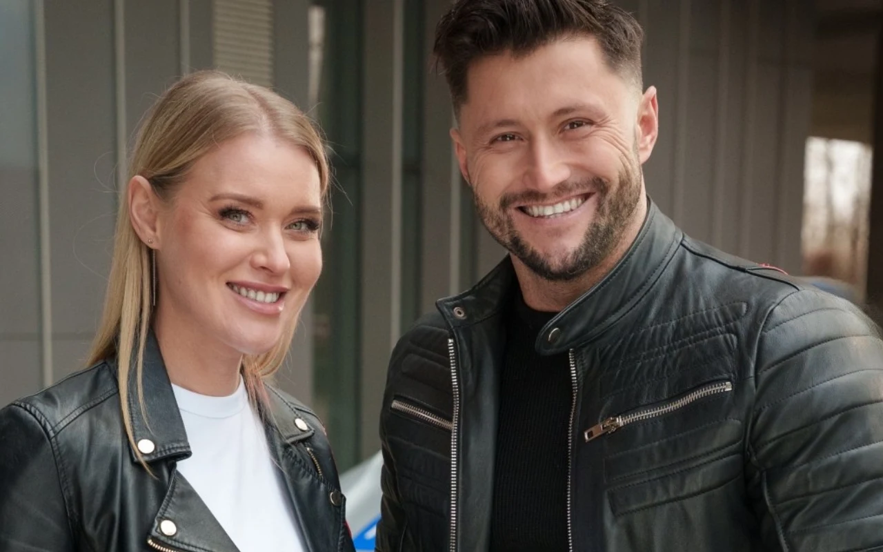 Ewelina Ruckgaber i Piotr Mróz na planie serialu "Gliniarze" Ewelina Ruckgaber i Piotr Mróz na planie serialu „Gliniarze”, stoją obok siebie w czarnych kurtkach, w tle budynek.