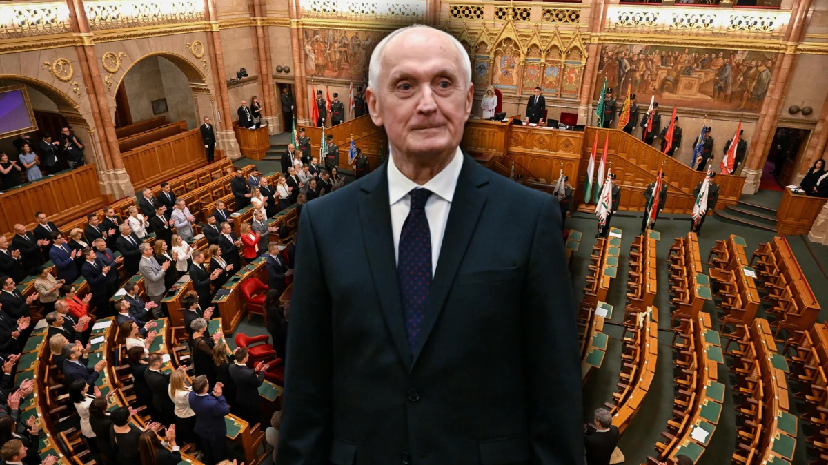 András Baka na tle sali obrad węgierskiego parlamentu w Budapeszcie po wyborze na prezydenta kraju. András Baka stoi na pierwszym planie w sali węgierskiego parlamentu. W tle parlamentarzyści stoją przy ławach i biją brawo.