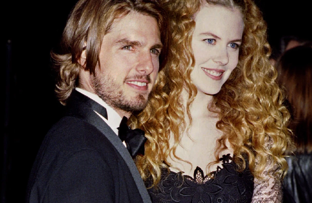 Tom Cruise i Nicole Kidman w 1994 roku Tom Cruise i Nicole Kidman w 1994 roku w eleganckich strojach wieczorowych, stoją razem na tle ciemnego otoczenia.