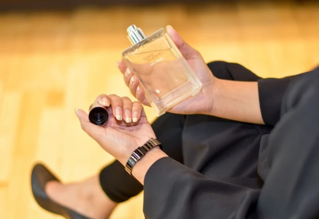Zapach do pracy, na randkę i na wieczór – jak dobierać perfumy do okazji?