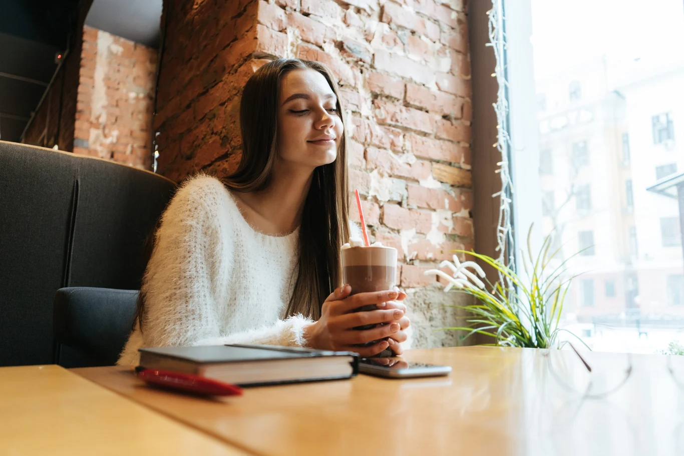 Samotne wyjścia to nowy lifestyle? Influencerzy pokazują, że można się ich nauczyć Czy naprawdę potrzebujemy kogoś, żeby dobrze się bawić? Internet ma na to nową odpowiedź