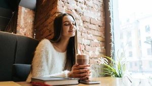 Bycie samemu przestaje być czymś strasznym. Influencerzy oswajają samotność