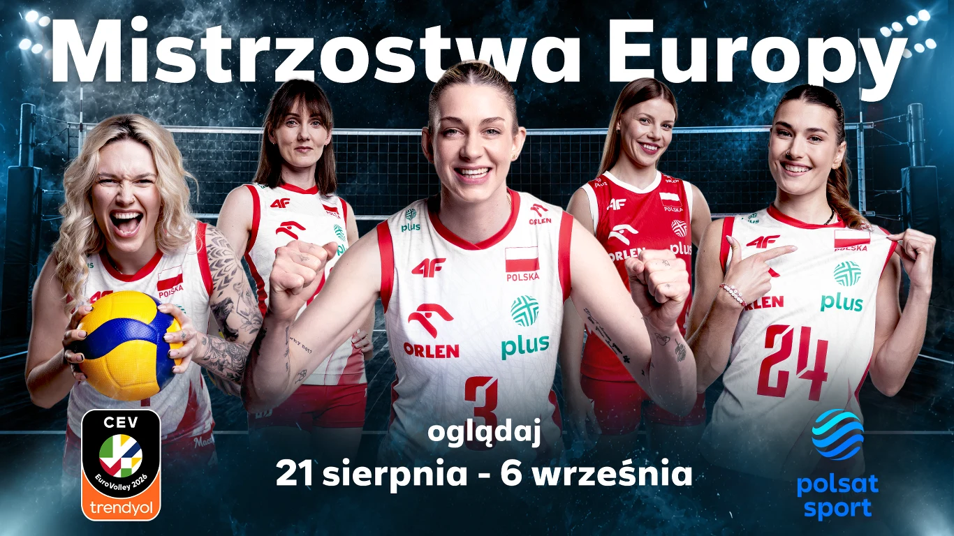 Mistrzostwa Europy siatkarek od piątku w Telewizji Polsat i Polsat Box Go Pięć polskich siatkarek w białych strojach przed siatką na tle hali, promujących EuroVolley w Polsacie Sport.