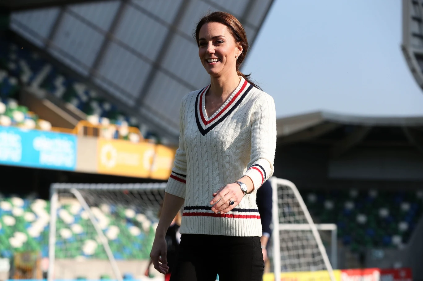 Sweter z dekoltem w serek to ponadczasowy hit i księżna Kate dobrze o tym wie esień 2026 należy do tych swetrów. Od kolorowych dzianin po eleganckie kaszmiry