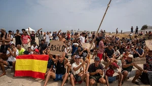 Migranci z Maroka na plaży w Ceucie