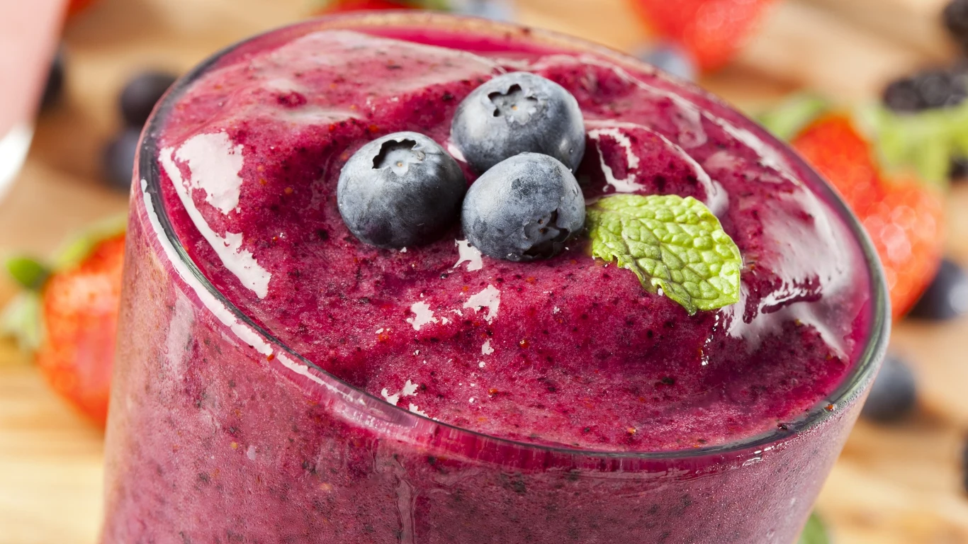 Koktajl z borówek amerykański to letni superfood, po który warto sięgać nawet 2-3 razy w tygodniu Koktajl z borówek amerykański to letni superfood, po który warto sięgać nawet 2-3 razy w tygodniu