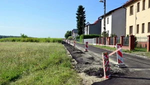 Zaorał świeży asfalt i trafił do aresztu. Obrońca rolnika zabrał głos
