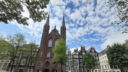 Kościół św. Franciszka Ksawerego (znany jako De Krijtberg) w Amsterdamie nad kanałem Singel