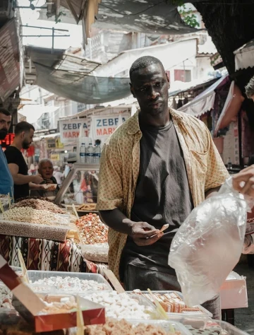 Omar Sy w scenie z filmu "Ktoś całkiem obcy"