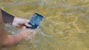 Telefon wpadł do wody. Czy zalany smartfon da się naprawić?