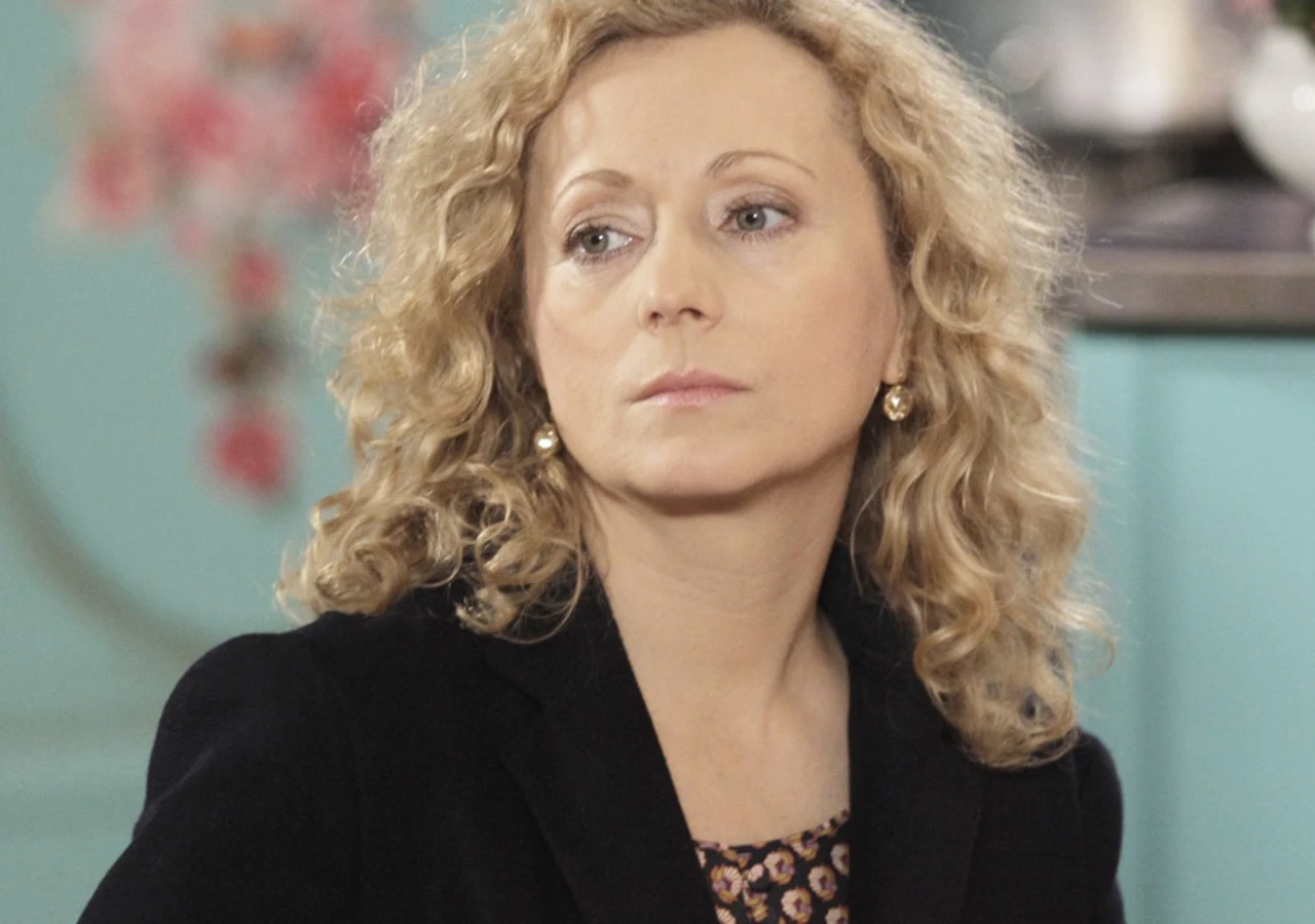 Bernadetta Machała-Krzemińska Bernadetta Machała-Krzemińska w czarnej marynarce i wzorzystej bluzce.