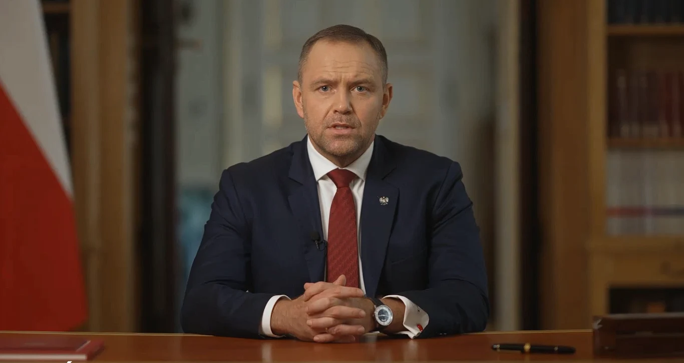 Prezydent Karol Nawrocki w oświadczeniu dotyczącym decyzji ws. kolejnych ustaw Prezydent Karol Nawrocki siedzący przy biurku w garniturze, z czerwonym krawatem, na tle półek z książkami i flagi.