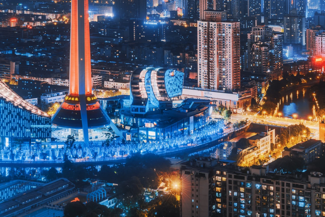 Chengdu Future Science and Technology City powstaje ok. 50 km od centrum stolicy prowincji Syczuan (na zdj.) Panorama nocnego Chengdu, na obrzeżach którego powstaje futurystyczna dzielnica Chengdu Future Science and Technology City.