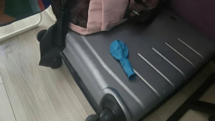 Jedną z rzeczy, które warto włożyć do walizki przed podróżą, jest zwykły balon. Może okazać się znacznie bardziej przydatny, niż myślisz.