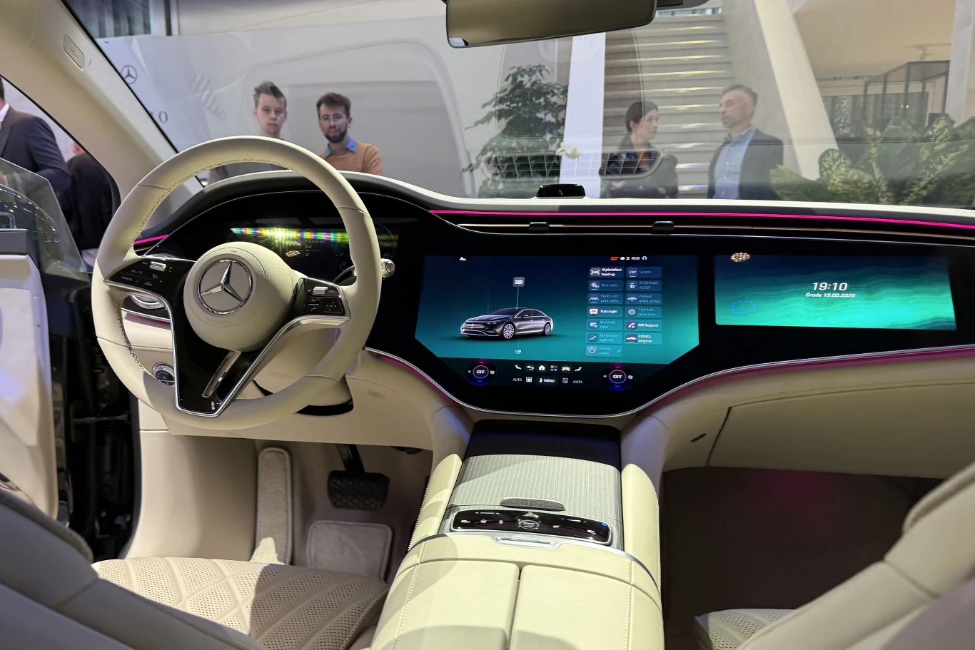 Mercedes EQS wciąż ma trzy ekrany - obok wyświetlacza wskaźników są jeszcze 17,7-calowy ekran główny i 12,3-calowy znajdujący się przed pasażerem. Luksusowa kabina Mercedesa z cyfrowym kokpitem, dużymi ekranami dotykowymi oraz eleganckim, jasnym wnętrzem.