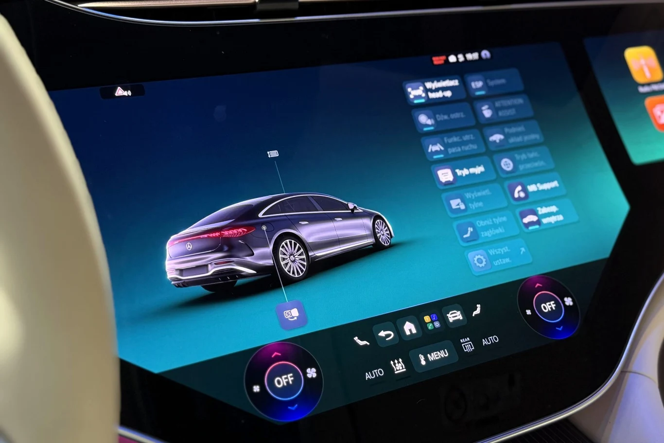 Nowe multimedia bazują na nowym systemie operacyjnym MB.OS korzystającego ze sztucznej inteligencji i połączonego z chmurą Mercedesa. Cyfrowy panel sterowania w samochodzie prezentujący szczegółowy model auta oraz interaktywne menu zarządzania funkcjami pojazdu i klimatyzacją.