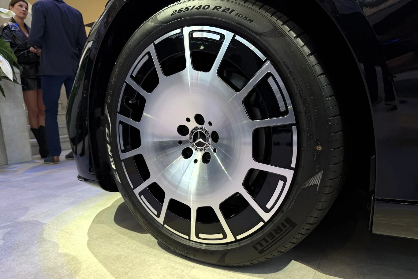 EQS po liftingu wyposażony jest w zawieszenie Airmatic czerpiące informacje o nawierzchni nie tylko za pomocą czujników, ale także z chmury Mercedesa. Duża aluminiowa felga z logotypem Mercedesa oraz opona marki Pirelli w nowoczesnym, błyszczącym wykończeniu.