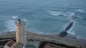 Zdjęcie kwadratowych fal zostało zrobione z Phares des Baleines (Latarni Morskiej Wielorybów) na Île de Ré.