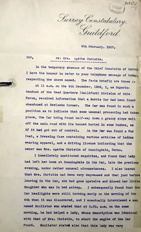 Oficjalny list służbowy sporządzony na papierze firmowym Surrey Constabulary w Guildford, datowany na 9 lutego 1927 roku, szczegółowo opisujący śledztwo dotyczące zaginięcia samochodu, należącego do pani Agathy Christie, zawierający podpis komendanta p...
