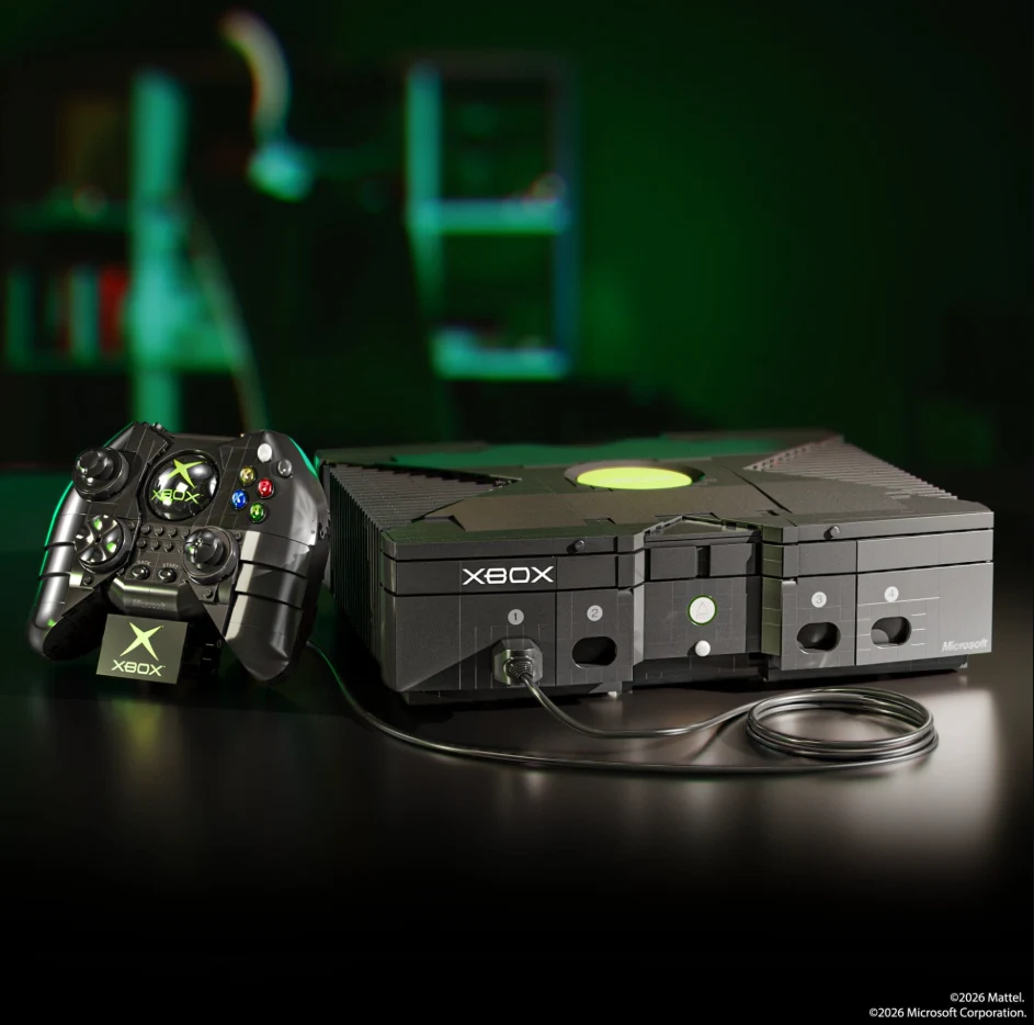 Konsola Xbox pierwszej generacji z podłączonym przewodowym kontrolerem, wyeksponowana na ciemnym tle z zielonym podświetleniem.