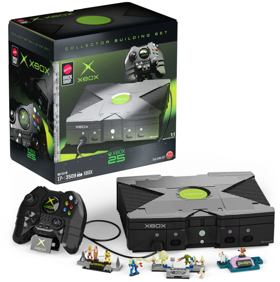 Zestaw konstrukcyjny przedstawiający replikę konsoli Xbox, oryginalnego pada oraz figurki małych postaci w stylu klocków, a całość zapakowana w pudełko z grafiką konsoli i kontrolera.