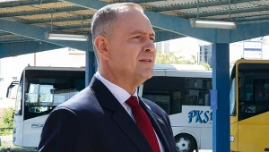 Karol Nawrocki zawetował ustawę o funduszu autobusowym. Co to zmieni w funkcjonowaniu tego środka publicznego transportu? Kolaż: Wiktor Kazanecki
