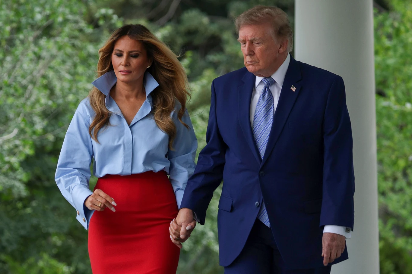 Nie bez echa przeszła także obecność Donalda Trumpa. Prezydent wspierał tego dnia swoją małżonkę Para trzymająca się za ręce, ubrana elegancko – kobieta w jasnoniebieskiej koszuli i czerwonej spódnicy, mężczyzna w granatowym garniturze i niebieskim krawacie, oboje idący obok siebie w otoczeniu zieleni.