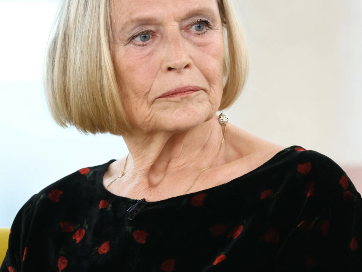 Iwona Bielska Iwona Bielska w ciemnej bluzce w czerwone kropki. Aktorka ma jasne, proste włosy do ramion.