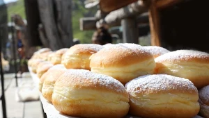 Turyści opanowali górskie schronisko. Kolejki tworzą się od samego rana