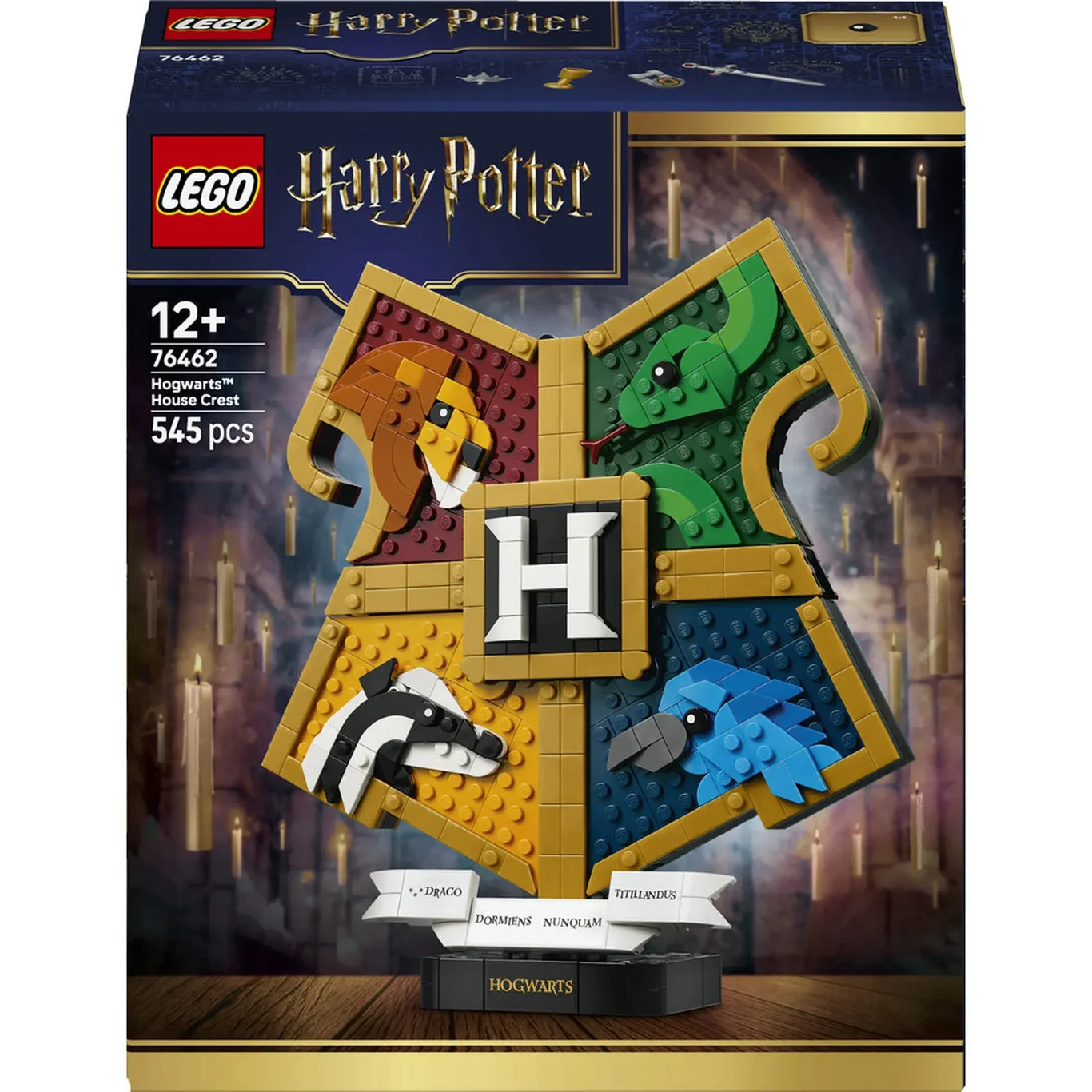 LEGO Harry Potter, Herb Hogwartu za 179,99 zł Zestaw LEGO z serii Harry Potter przedstawiający herb Hogwartu z wyraźnie widocznymi symbolami czterech domów: Gryffindoru, Slytherinu, Ravenclawu i Hufflepuffu, z centralną literą 'H' oraz liczbą elementów na opakowaniu.