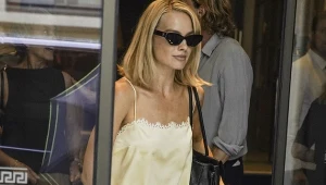 Margot Robbie w stylizacji 10/10. Sukienka to hit, ale dodatek skradł show