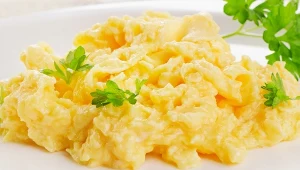 Jajecznica po francusku jest wyjątkowo delikatna