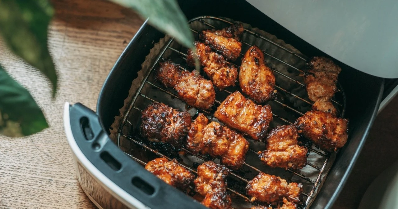 Dwukomorowy air fryer Hoffen za 279 zł w Biedronce. Policzyłam, czy dwie komory mają sens
