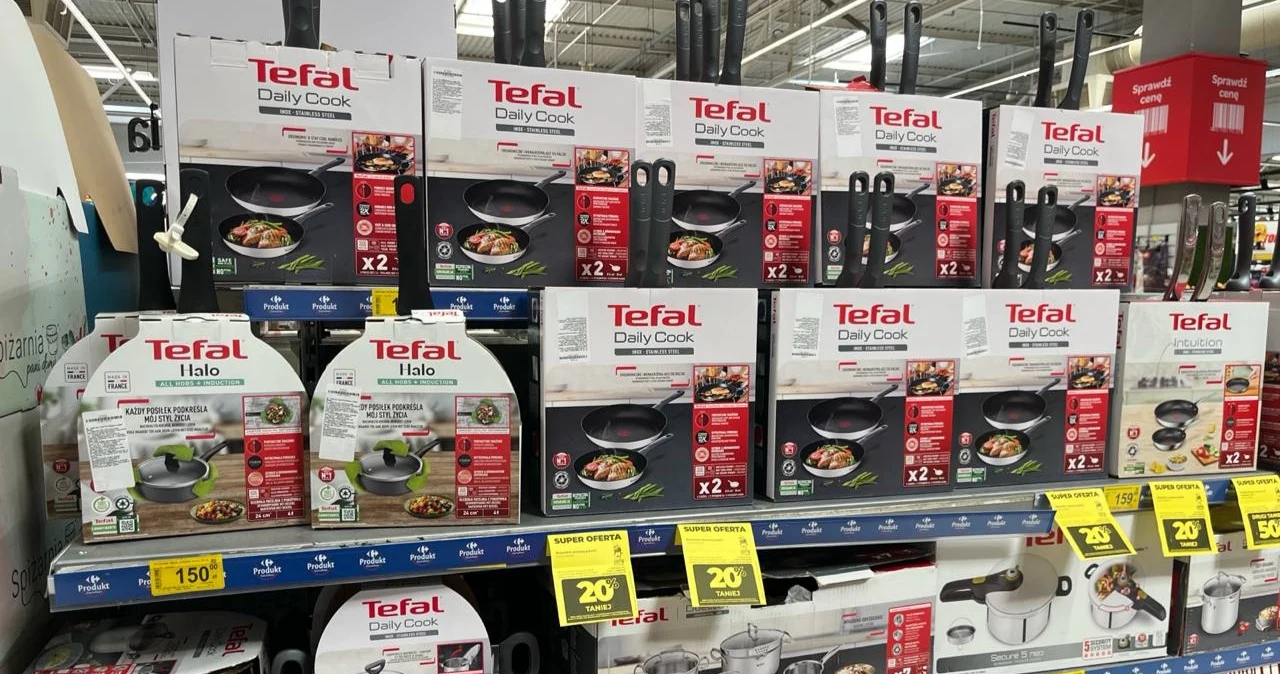 Biedronka wystawi Tefal od poniedziałku. Za zestaw dwóch patelni zapłacimy 169 zł Półka w Biedronce z zestawami garnków i patelni Tefal, widoczne etykiety promocyjne Daily Cook i Halo.