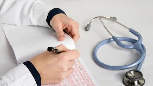 Elektroniczne L4 nie zwalnia pracownika z obowiązku zgłoszenia nieobecności w pracy.