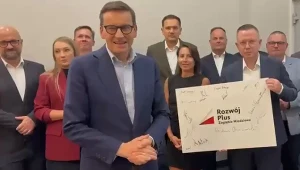 Mateusz Morawiecki wraz z samorządowcami, którzy dołączyli do Rozwoju Plus