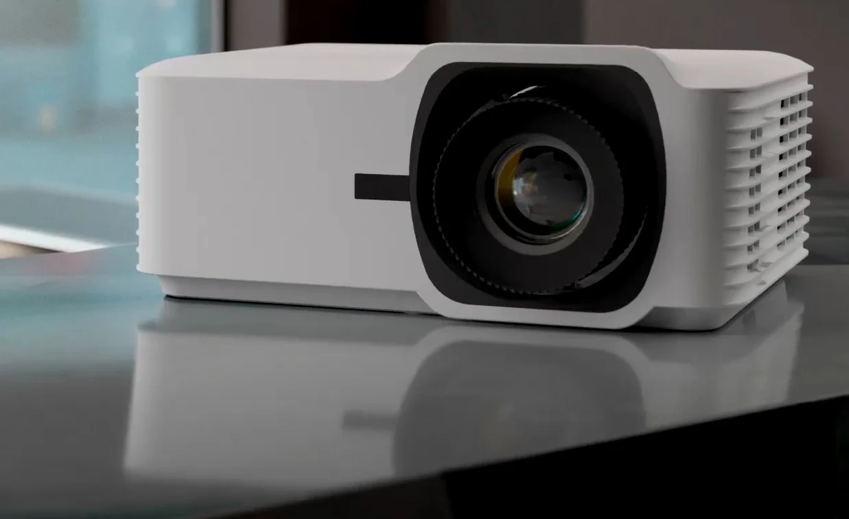 ViewSonic LSD500-4K Biały projektor laserowy ViewSonic LSD500-4K z dużą soczewką, ustawiony na połyskującym blacie.