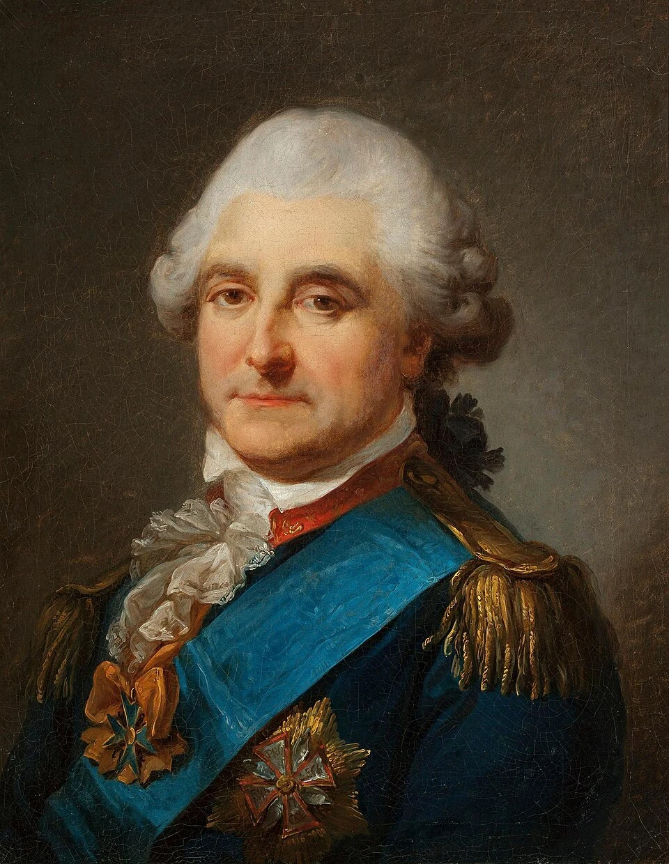 Portret starszego mężczyzny z siwymi włosami upiętymi do tyłu, ubranego w niebieski mundur z ozdobną szarfą oraz wyeksponowanymi orderami na piersi i ramieniu.