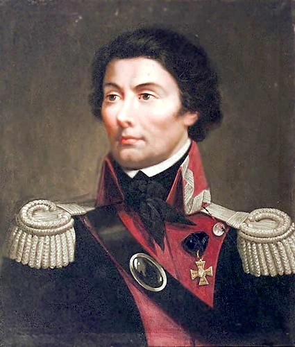 Mężczyzna w stroju generalskim z epoki, ubrany w czarny mundur z czerwonymi akcentami i ozdobnymi epoletami, na piersi widoczne ordery i odznaczenia.