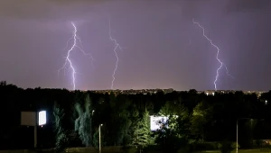 Gwałtowne burze i nawalne deszcze przetoczą się nad Polską w nocy z piątku na sobotę