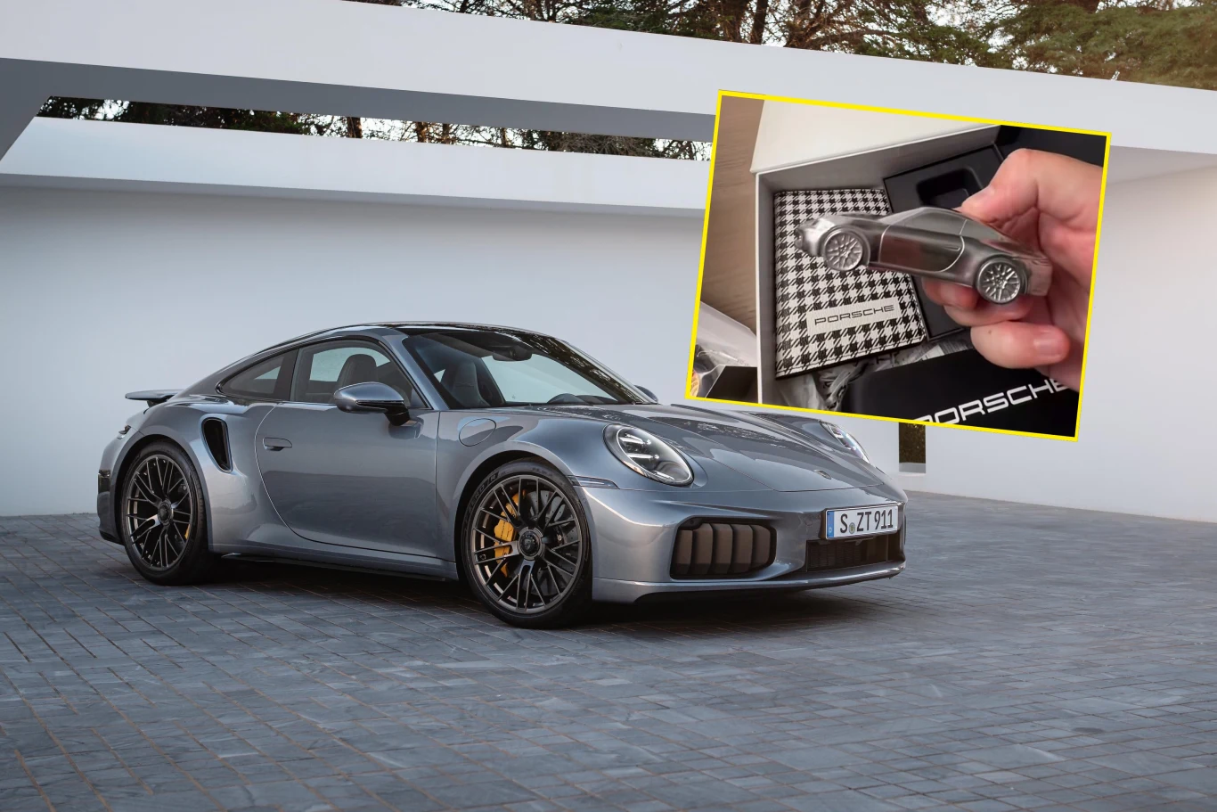 Oprócz samochodu Książulo dostał kilka upominków Szare Porsche 911 Turbo S na podjeździe; w rogu zbliżenie na srebrną miniaturę auta w pudełku.