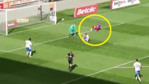 Sceny w Bielsku-Białej. Siedział na ziemi, a i tak strzelił gola [WIDEO]
