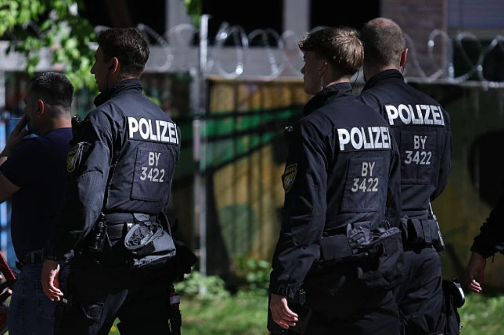 Niemcy. Pod Berlinem odkryto tajny skład broni. Służby podejrzewają Rosję (zdj. ilustracyjne) Trzech funkcjonariuszy niemieckiej policji.