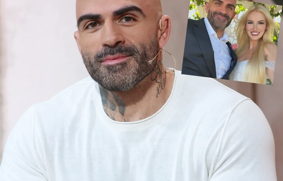 Uśmiechnięty mężczyzna z tatuażem na szyi i krótką brodą, ubrany w biały t-shirt, w tle wstawiona fotografia przedstawiająca tę samą osobę w towarzystwie kobiety z długimi blond włosami, oboje elegancko ubrani na tle zieleni.