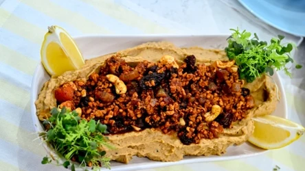 Ragù z kurczaka w sosie pomidorowym z rodzynkami i orzechami, na purée z ciecierzycy i karmelizowanej cebuli